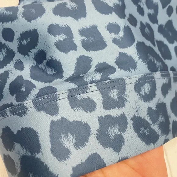 🆕 NWT Good American Blue Leopard Criss Cross Back Sports Bra - Picture 6 of 8